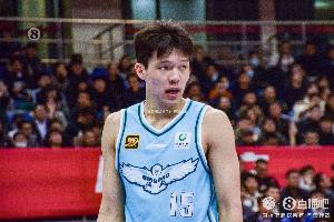 攻防都在线！杨瀚森半场出战21分钟 4中3&2罚2中拿到8分3板2帽