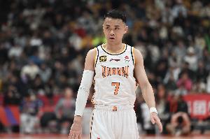 媒体人：原帅把季后赛投成了三分大赛 9记三分比广东全队还多1个