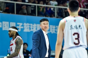 记者：王朝时代总有更迭之时 实力上的差距让广东男篮被对手横扫