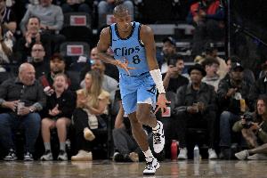 攻守兼备！邓恩半场3中3贡献7分2板1帽 三分1中1