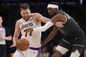 TA队记复盘季后赛首日：森林狼体型优势碾压湖人 威少成G1胜负手