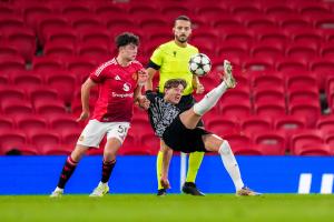 新鲜血液🤗英媒：今晚对狼队 曼联将首发20岁中卫弗雷德里克森