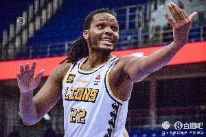 突然发力！卡尔顿半场10中7独得17分6板 此前3场场均5.7分