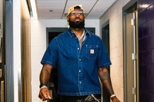 湖人众将入场穿搭：老詹牛仔衣+黑皮裤潮范儿拉满 东契奇清爽干练