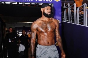 完美身材💪🏾 湖人官方晒詹姆斯赛前热身照：备战季后赛😤