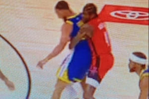 🙈杰伦-格林防库里构成“性骚扰”：阿耶莎都没那样爱抚过他！