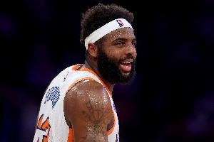 就是能抢！米切尔-罗宾逊半场6板&4前场板 2中0未得分送1助