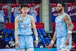 今天外线命中率能不能有保证？青岛男篮赛前加练三分球！