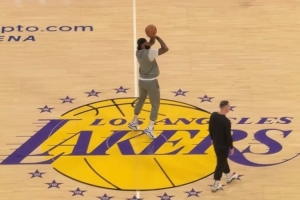 关键一战😤 詹姆斯提前4个多小时完成赛前热身 重点打磨三分