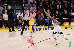 巴克利：湖人只知道盯着戈贝尔打 不觉得他们能靠这个赢下系列赛