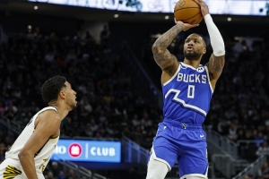 雄鹿半场60-68步行者 利拉德复出11分&字母哥14+9+5 哈利伯顿16+7