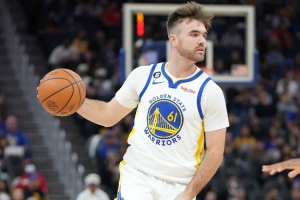 下半场不灵了！斯潘塞全场7中5拿11分&外加一毛巾😂 次节取9分