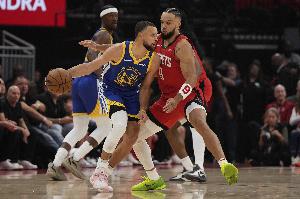 A-史密斯：库里如此出色有时你根本无法阻止他 你只想弄伤他😮