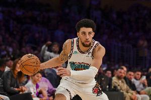 无解表现！小皮蓬半场10中7&5记三分轰下23分4板4助2断 正负值+21