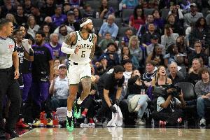 🎯特伦特季后赛单场投进9+三分 雄鹿队史第2人&比肩雷-阿伦