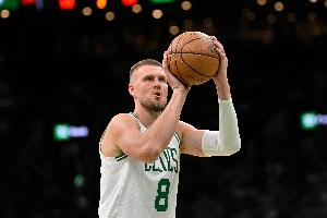 状态不好！波尔津吉斯10中3&三分3中0仅拿7分6板 连被小瓦打很伤