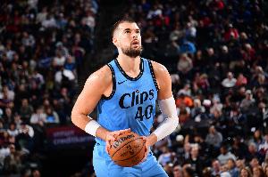 中流砥柱！祖巴茨半场8中4贡献9分6板3助 其中4前场板