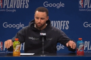 你也来🤣库里赛后出席新闻发布会 将2瓶佳得乐饮料放到台下