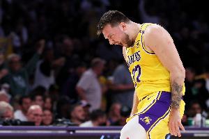 里外都有！东契奇上半场15中8&三分6中3砍下21分 但仅1次助攻