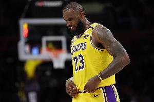 全力冲击！詹姆斯目前已经有18次罚球 已刷新湖人生涯新高😮