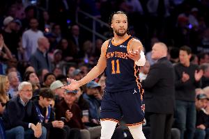 基本盘！布伦森半场10中4&三分5中2贡献12分5板7助 冲下3前场板