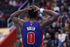 拼尽全力！杜伦5中3拿到6分17板4助2帽 篮板创个人新高