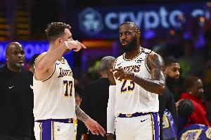 华子：077是联盟最佳年轻球员 老詹则是快退役的最佳