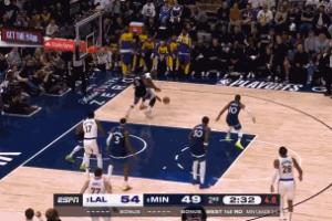 詹姆斯背打造成华子犯规 后者“O”大嘴对着裁判疯狂摊手