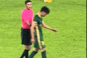 释放压力😌王钰栋进球后泪洒赛场，连主裁麦麦提江都上前安慰