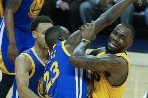 😬A-史密斯：詹姆斯唯一一次1-3逆转 是因为联盟帮他禁赛了追梦