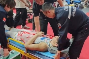 😓曾凡博摔伤后在场边完全昏迷 但山西主场竟然没有急救的医生