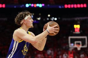 外线挺稳！波杰姆斯基半场9中4得13分2板4助1断 三分球5中3