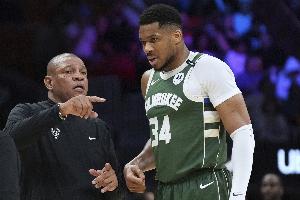 🦌雄鹿连续3年倒在季后赛首轮：去年2-4步行者 前年1-4热火