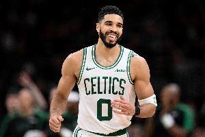 🎯塔图姆连续3场季后赛博得10+罚球且全部命中 NBA历史第一人