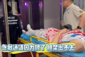 记者：山西主场急救通道的门锁了 曾凡博的担架一开始出不去