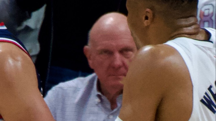 威少2+1祭出经典摇娃娃😦鲍尔默就那么直勾勾盯着他