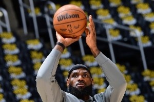 悬崖边上😤 媒体晒詹姆斯G5赛前入场及热身赛：勒布朗准备好了