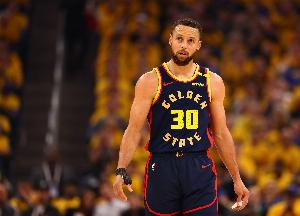 再战！库里12中4拿到13分7助 三分9中3