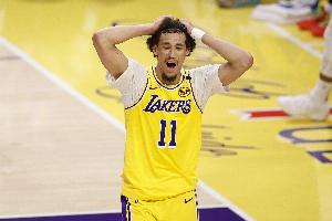 整场比赛坐板凳看球！海斯：我感觉很不真实！