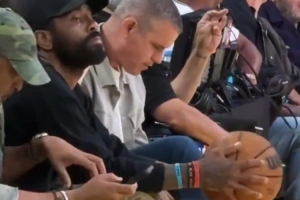 看得手痒了😂欧文在场边观战 还拿了个篮球边看边运球练习