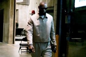 今日湖人生死战！詹姆斯提前四个小时到达球馆 表情相当严肃😶