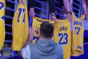 非常耐心！东契奇在球员通道依次给球迷们球衣签名