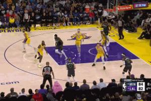 迪文撞倒詹姆斯被吹进攻犯规！Skip：无意的 詹姆斯这是假摔