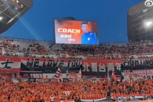 👀现场播报崔康熙名字泰山球迷鸦雀无声，播报李霄鹏时阵阵欢呼