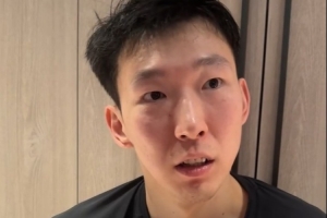 周琦：眼睛还有些黑影 会影响自己在球场上的反应 有点近视的感觉