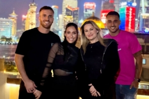 场上对手场下朋友🤝塞鸟妻子社媒晒照，和莱昂纳多夫妻夜游上海