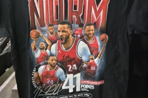 今天能爆发吗？快船主场给球迷发鲍威尔T恤 球员系列赛场均15.8分