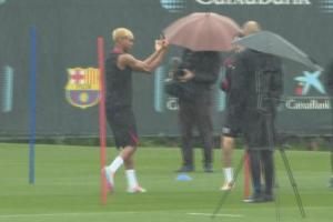 🤪震惊！亚马尔训练中向队友竖中指，被全队围起来一顿“暴揍”