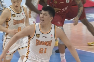 😲心理素质过硬！刘传兴顶着漫天嘘声命中三分