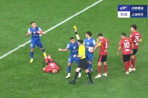 吴曦抬脚过高吃黄牌，随后特谢拉与罗慕洛争吵，裁判再次出示黄牌